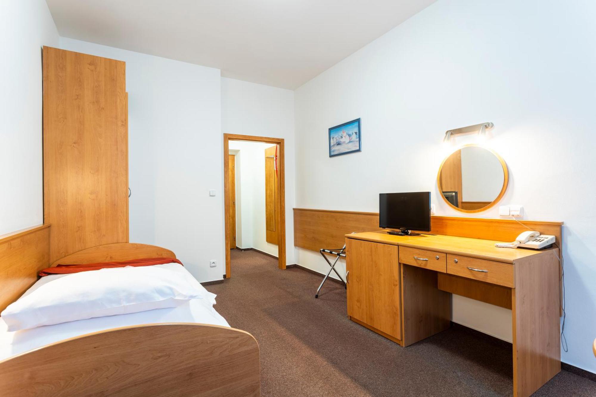 יאסימוב Hotel Luzice מראה חיצוני תמונה